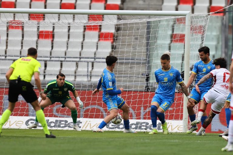 Un'azione della Carrarese nell'area pugliese