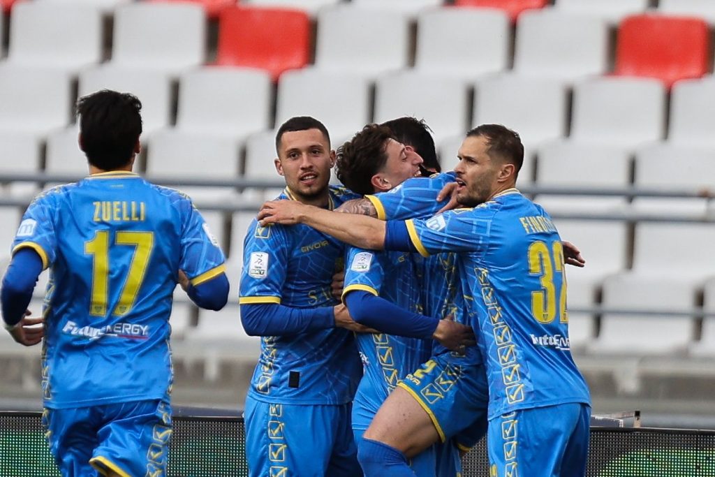 La gioia dei giocatori della Carrarese dopo il terzo gol inferto al Bari