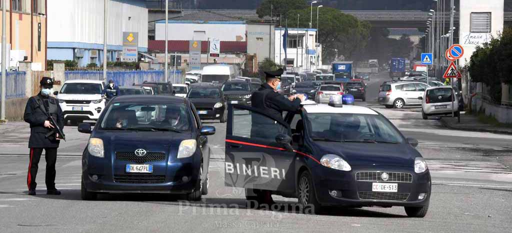 Carrara, via Zaccagna, posto di controllo dei carabinieri
