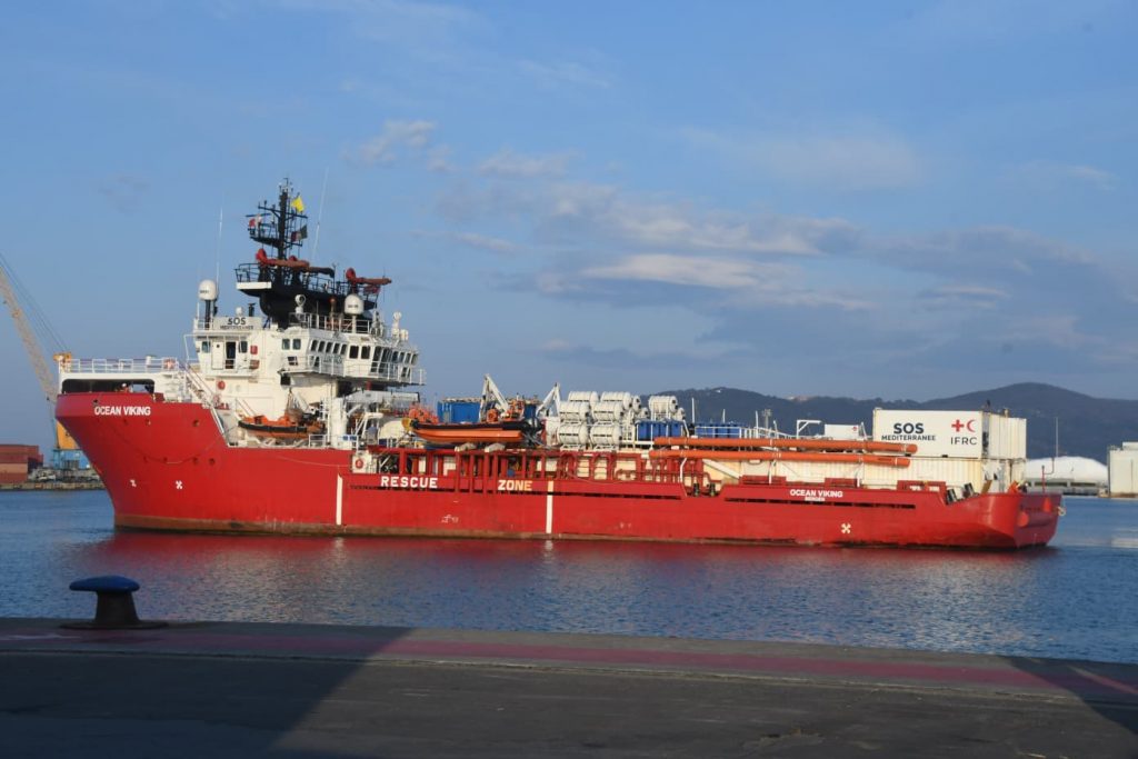 La nave Ocean Viking all'arrivo in porto a Carrara