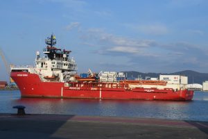 La nave Ocean Viking all'arrivo in porto a Carrara