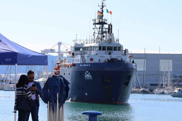 La nave Sea Watch in arrivo nel porto di Carrara qualche tempo fa