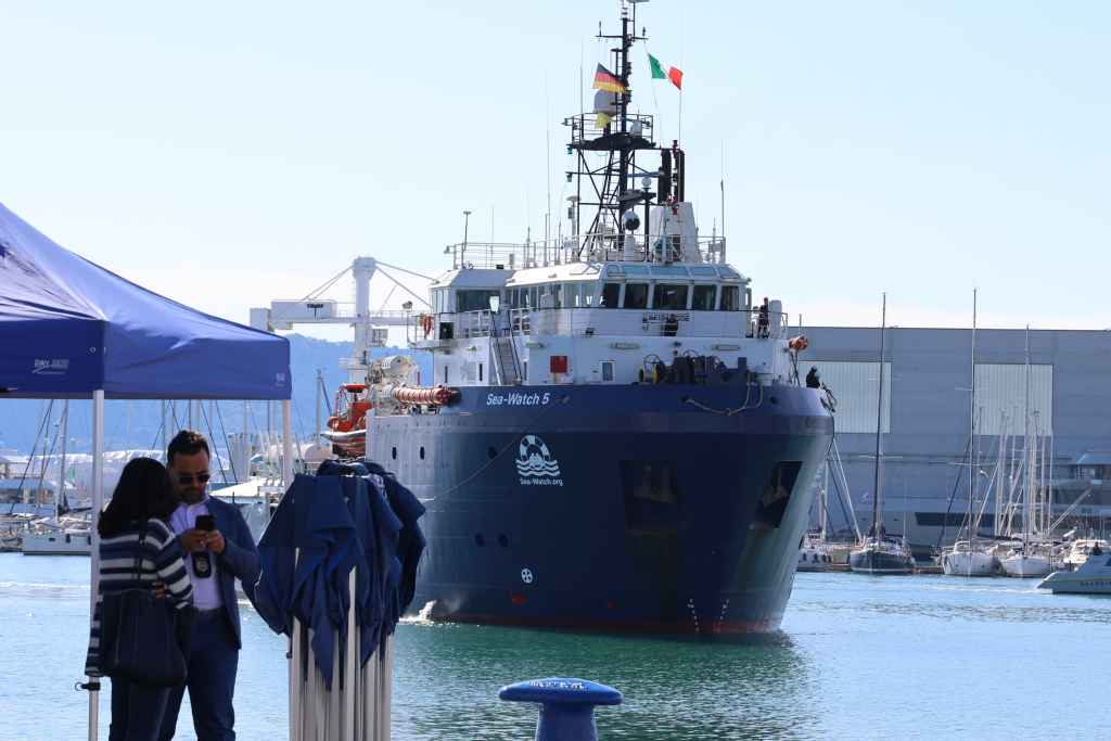 La nave Sea Watch in arrivo nel porto di Carrara qualche tempo fa