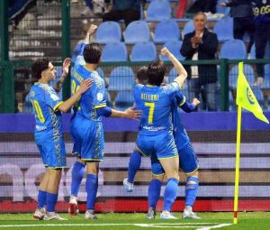 La gioia dopo i primo gol della Carrarese