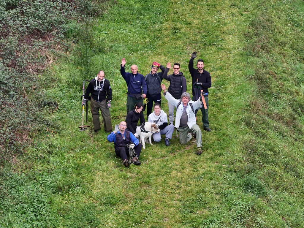 Il gruppo di volontari che ha recuperato la canina Terry
