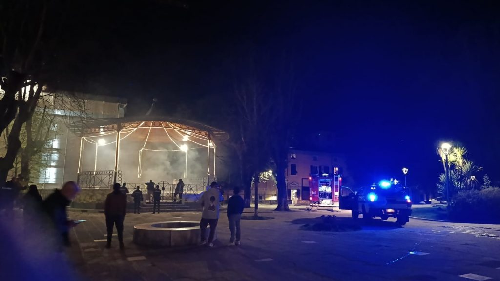 Carrara, brucia il palco della musica