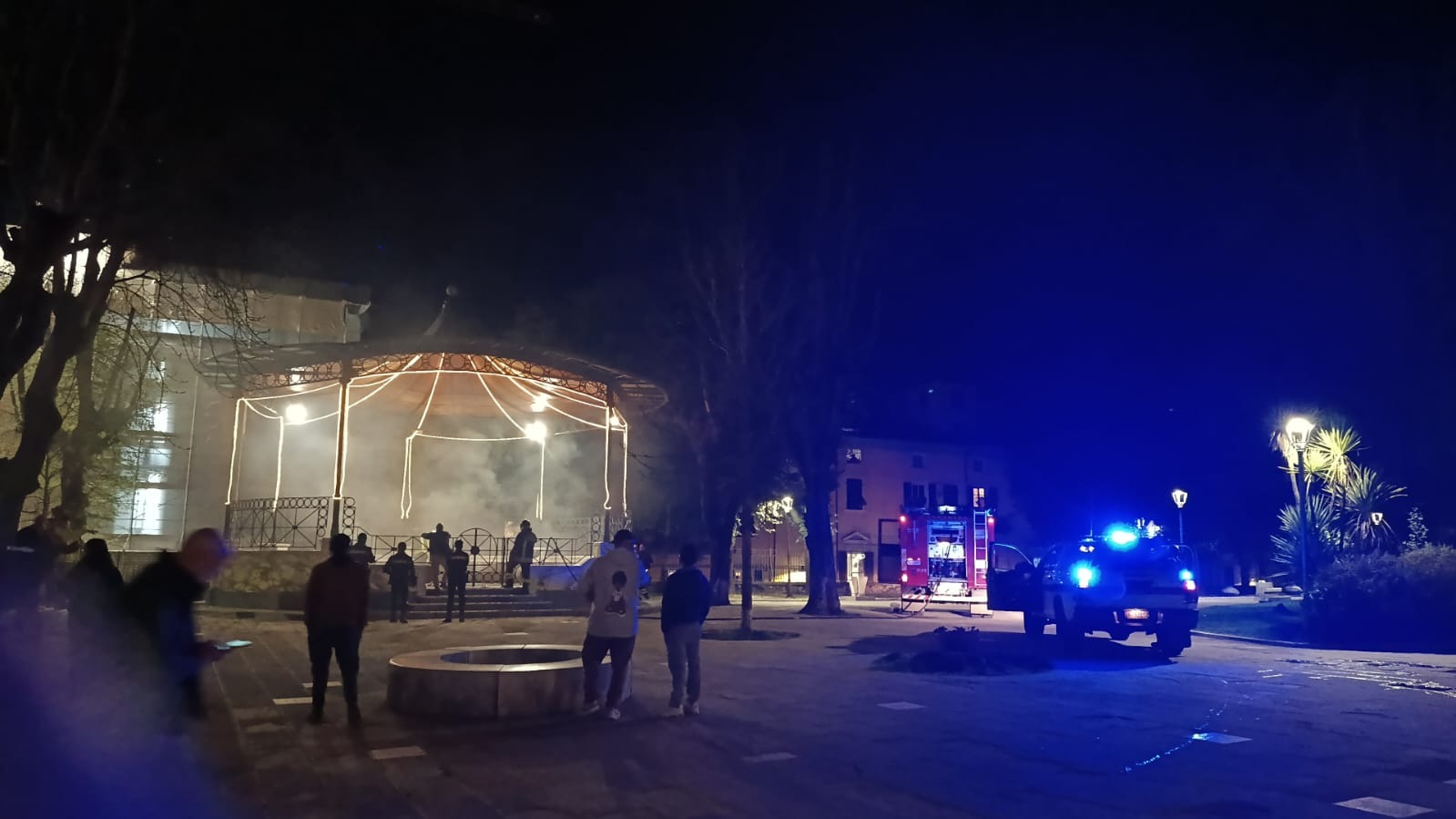 Carrara, brucia il palco della musica