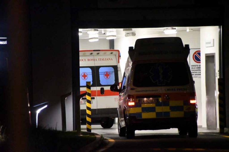 Ambulanze in entrata al pronto soccorso
