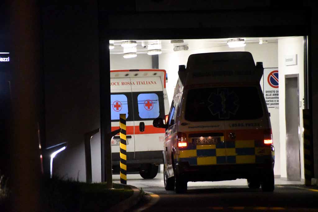 Ambulanze in entrata al pronto soccorso