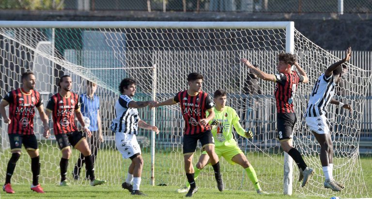 Un'azione di gioco durante la gara Massese Lucchese del 9/11/2025