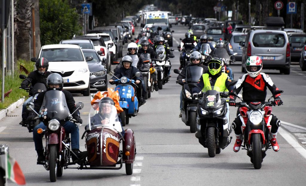 La carovana di motocislisti durate il tour pasquale