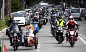 La carovana di motocislisti durate il tour pasquale