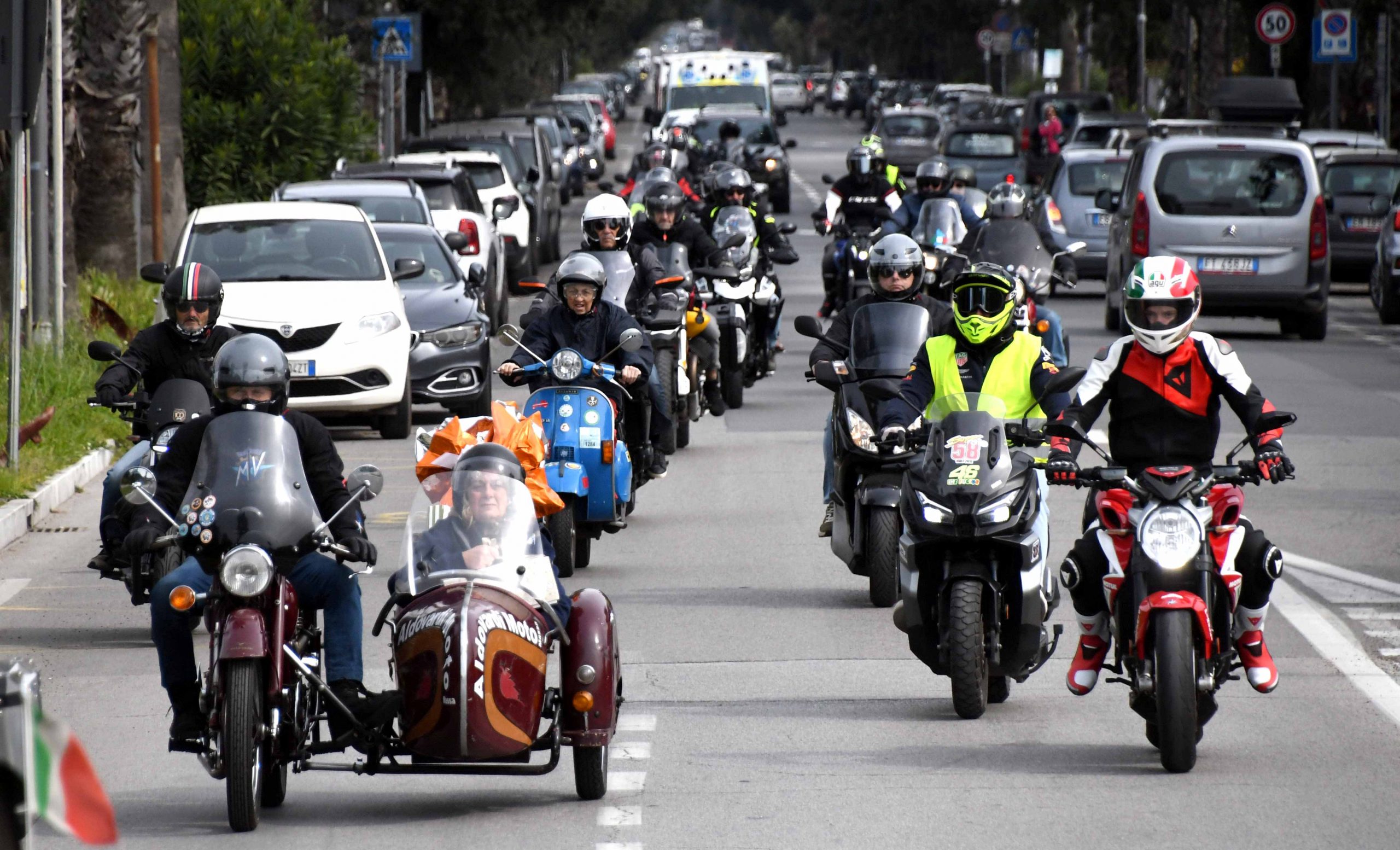La carovana di motocislisti durate il tour pasquale