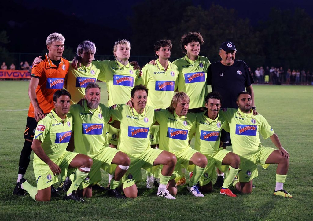 Sal da vinci a Pontrenoli per la partita del cuore: a sinistra il primo in ginocchio