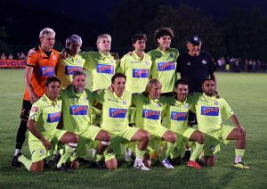 Sal da vinci a Pontrenoli per la partita del cuore: a sinistra il primo in ginocchio