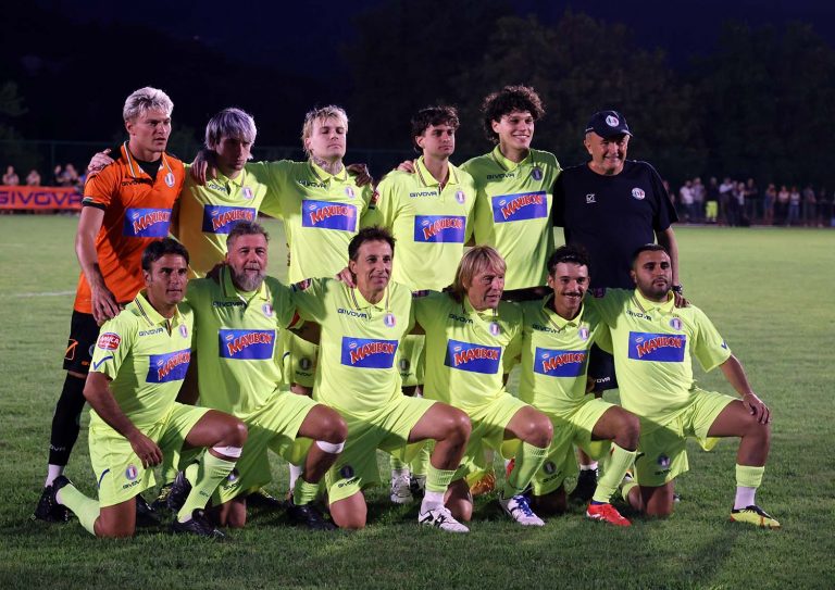 Sal da vinci a Pontrenoli per la partita del cuore: a sinistra il primo in ginocchio