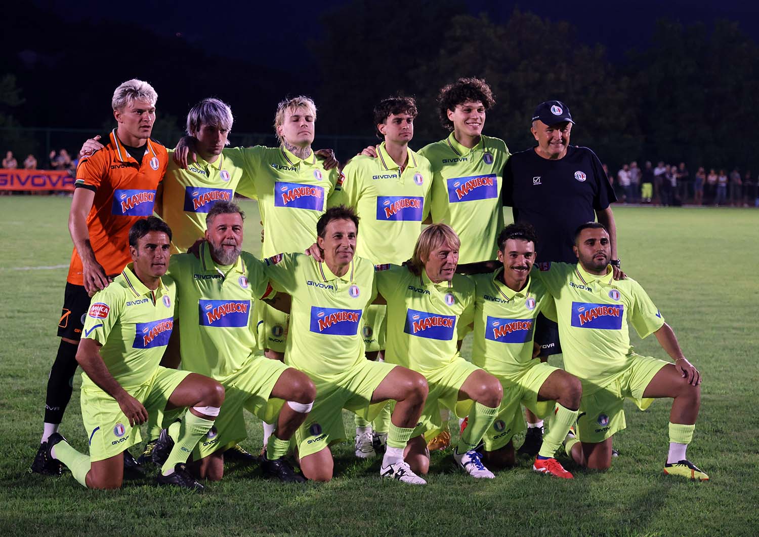 Sal da vinci a Pontrenoli per la partita del cuore: a sinistra il primo in ginocchio