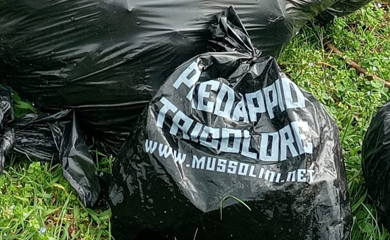 In primo piano il sacco con la scritta mussoliniana