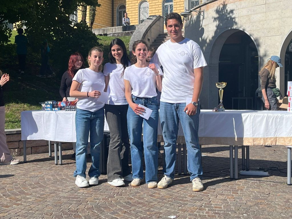studenti concentrati ai tavoli di gara