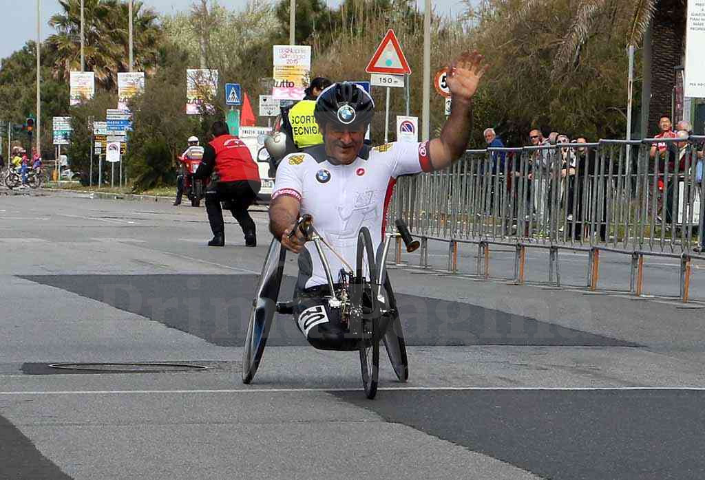 Alex Zanardi a Marina di Massa nella gara paralimpica di hand bike