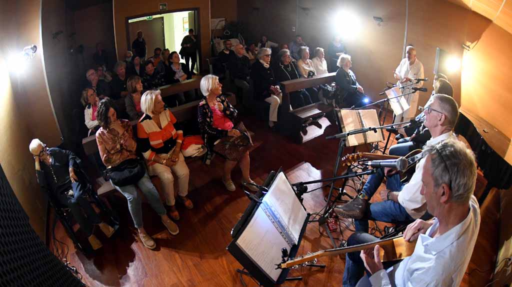 4 cani per strada donatori di musica