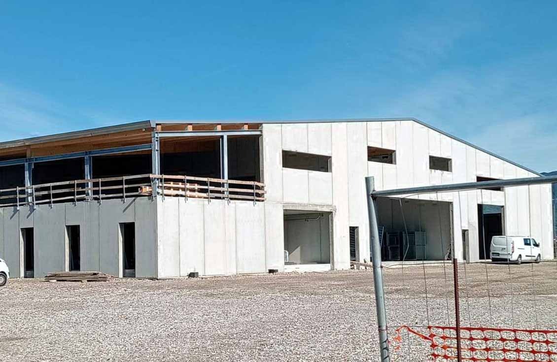 Il grande centro per la lavorazione del basilico nella tenuta di Marinella 