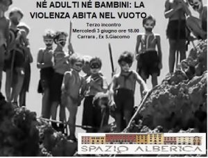 Locandina in bianco e nero dell'evento "La violenza abita nel vuoto" di Spazio Alberica per il terzo incontro a Carrara il 3 giugno. Immagine di sfondo con ragazzi su una scogliera.