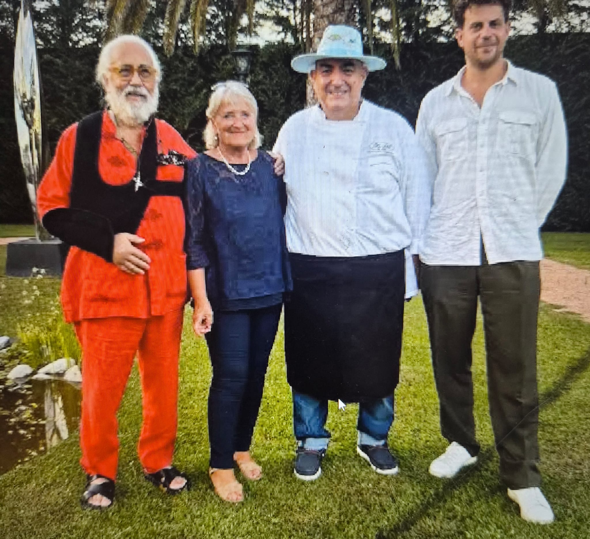 Da sinistra architetto Lera; Giorgia Podestà, assessore Comune di Montignoso; il vincitore, lo chef del Cinquale 3 Fernando Lorenzetti; Romano Bindi a rappresentare la proprietà de La Cannicicia di PIetrasanta.