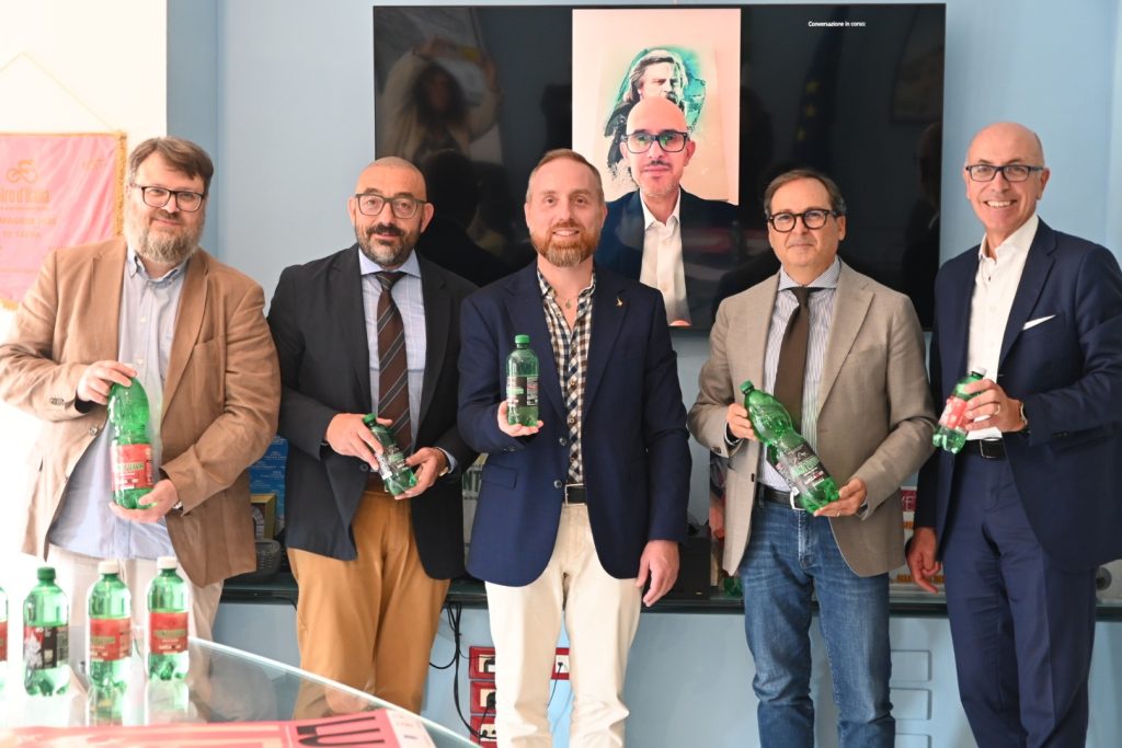 Da sinistra Emanuele Rivieri, Stefano Giannelli , Andrea Cella Francesco Persiani Massimo Gelati Sul monitor Nicola Lucchesi